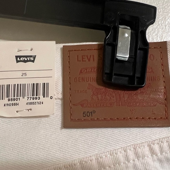 Levi’s Shorts 501 LOVE White Denim Jean size 25 NWT - Picture 6 of 8